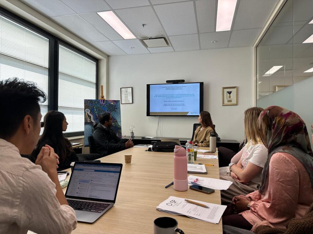 Mestranda da FCM-MG apresenta resultados de pesquisa durante reunião acadêmica em universidade na Austrália